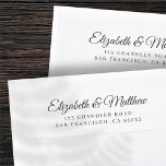 Etiqueta Endereço de Devolução de Script Chic Moderno<br><div class="desc">Composto de simples linha de hetero com tipografia serif. Tudo contra um pano de fundo de branco puro. Estes elementos são simples,  modernos,  brincalhões e leves. Este foi projetado pelo White Paper Birch Co. exclusivo para Zazzle. Disponível aqui: http://www.zazzle.com/whitepaperbirch</div>