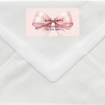 Etiqueta Endereço de devolução do arco rosa<br><div class="desc">Um fundo cor-de-rosa pincelado decorado com um arco grande. Personalize e adicione seu nome e endereço. Letras negras.</div>