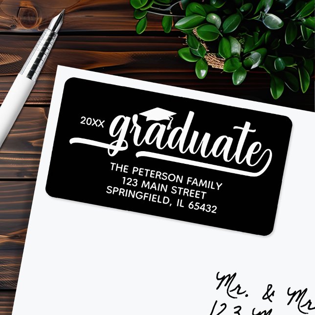 Etiqueta Endereço de Devolução Preto do Script Chic do boné (Graduation script black return address labels, 2.375" x 1.25", 18 labels per sheet)