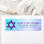 Etiqueta Endereço de Gradação Roxo Roxo Azul do Bat Mitzvah<br><div class="desc">Tenha orgulho, alegria e mostre este marco do seu Bat Mitzvah favorito com esta etiqueta de endereço de retorno personalizada e retro. Típica divertida, moderna, arrojada, roxa e azul marinho com a tipografia sans serif moderna sobrepõe-se a um fundo de turquesa pop-luz e de raios quadrados roxos com pontos brancos....</div>