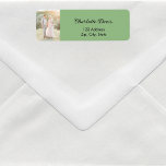 Etiqueta Endereço de retorno do casamento verde da mensagem<br><div class="desc">Personalize e adicione sua foto,  nome e endereço. Letras negras. Fundo verde-sábio colorido.</div>
