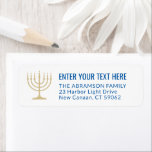Etiqueta Endereço Dourado e Azul Menorah de 7 Segmentos Sim<br><div class="desc">Adicione o toque perfeito de acabamento a cartões, convites e outra correspondência com essas elegantes etiquetas de endereço branco, dourado e azul de retorno. O ouro é uma cor impressa não metálica, não uma folha. Todo texto pode ser facilmente personalizado com qualquer saudação, nome e endereço. Design apresenta uma simples...</div>