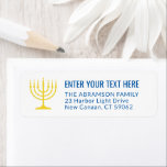 Etiqueta Endereço Dourado e Azul Menorah de 7 Segmentos Sim<br><div class="desc">Adicione o toque perfeito de acabamento a cartões, convites e outra correspondência com essas elegantes etiquetas de endereço branco, dourado e azul de retorno. O ouro é uma cor impressa não metálica, não uma folha. Todo texto pode ser facilmente personalizado com qualquer saudação, nome e endereço. Design apresenta uma simples...</div>