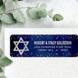 Etiqueta Endereço Moderno Prata Bat Mitzvah Marinha<br><div class="desc">Sinta-se orgulhoso, regozije e celebre esse marco da sua Bat Mitzvah favorita sempre que usar esse rótulo de endereço de devolução sofisticado e personalizado! Tipografia sans serif branca e em negrito, uma Estrela de Davi prateada e pontinhos cintilantes de confete prateado sobrepõem um fundo de aquarela azul-navy sofisticado e dramático....</div>