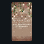 Etiqueta Feliz   Bright Brick String Light Brick Natal<br><div class="desc">Tema de Natal industrial com luzes de cordas de safra decoradas com holly e evergreen sobre um fundo de tijolos com neve. Personalize o texto.</div>