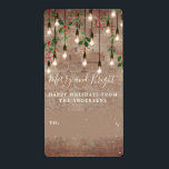Etiqueta Feliz   Bright Brick String Light Brick Natal<br><div class="desc">Tema de Natal industrial com luzes de cordas de safra decoradas com holly e evergreen sobre um fundo de tijolos com neve. Personalize o texto.</div>