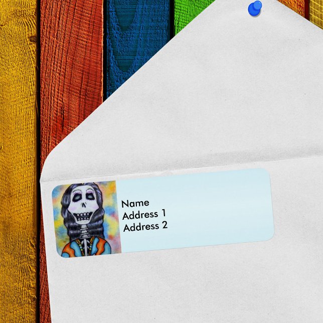 Etiqueta Feliz Dia dos Mortos do Esqueleto (Day of Dead woman in blue and orange cape on colourful background on light blue return address label)
