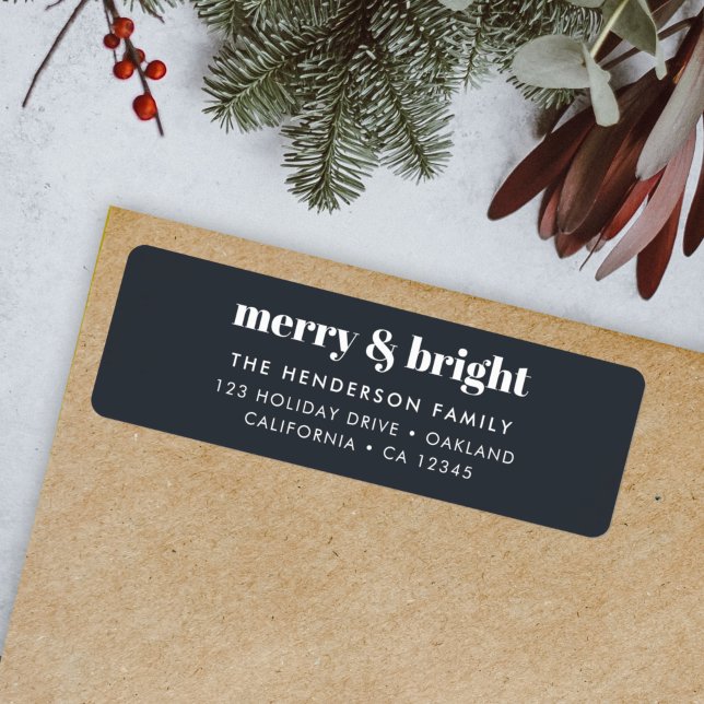 Etiqueta Feliz e preto-e-branco Tendência Natal (“Merry & Bright” address label by Guava for stylish holiday mail)