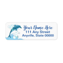 Feliz golfinho salpicante com bolhas