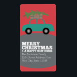 Etiqueta Feliz Natal com o Novo Endereço Doméstico em Movim<br><div class="desc">Um Cartões de natal moderno ilustrando um carro movendo presentes e uma árvore.</div>