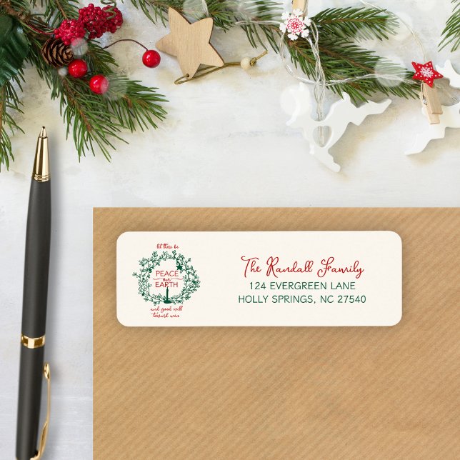 Etiqueta Feriado Russo de Natal Paz no Férias da Terra (Elegant red and green wreath design with personalized family name & address.
)