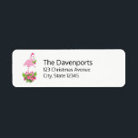 Etiqueta Flamingo cor-de-rosa no Natal Whimsso de Santa Hat<br><div class="desc">Etiquetas de endereço com um flamingo de Natal tropical vestindo um chapéu de Santa rosa. Debaixo dos pés está um buquê doce de cana com flores tropicais bonito e amoras rosa. Um punho de Holly no peito.</div>