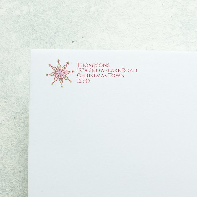 Etiqueta Floco de Neve de Natal Vermelho e Verde com Endere (Red and green Christmas snowflake return address label with festive holiday typography.)
