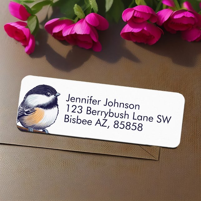 Etiqueta Galinha Encantada Adorável Pássaro Branco Negro Sw (Cute Chickadee adorable backyard bird return address label natural black & white simple lettering )