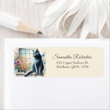 Gato de Cinza Azul Russo na Flor de Verão