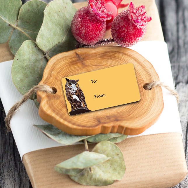Etiqueta Gift da Coruja Marrom (Majestic brown owl sitting on tree stump on golden yellow gift tab label.)