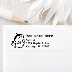 Etiqueta Golfinho de silhueta em um monograma de ondas do m