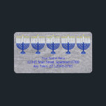 Etiqueta Hanukkah Dark Blue Menorah Em Faux Silver Bling<br><div class="desc">Adicione um toque personalizado aos seus cartões e convites de festas do Festival de Luzes com designs correspondentes como esta etiqueta de endereço, favoritos para festas e muito mais. Este elegante design de Chanucá mostra meus Hanukiahs originais azuis escuros com velas brancas e uma Estrela de David na base, sobre...</div>