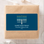 Etiqueta Hanukkah Menorah em Azul Personalizado<br><div class="desc">Saudação simples de Hanukkah com uma ilustração clara de menorah em azul. Todo o texto pode ser personalizado para que você possa usar a ortografia de Chanucá preferida.</div>
