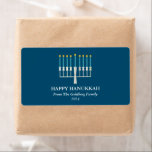 Etiqueta Hanukkah Menorah em Azul Personalizado<br><div class="desc">Saudação simples de Hanukkah com uma ilustração clara de menorah em azul. Todo o texto pode ser personalizado para que você possa usar a ortografia de Chanucá preferida.</div>