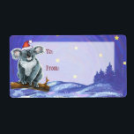 Etiqueta Koala Bear Christmas<br><div class="desc">As etiquetas de Natal Festivas do Urso Koala apresentam nosso fofinho Urso Koala vestindo um chapéu de Papai Noel sentado em um galho sobre uma paisagem azul nevada com uma área azul mais clara com "para" e "de" para marcar todos os seus presentes. Muitos de nossos divertidos produtos de férias...</div>