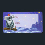 Etiqueta Koala Bear Christmas<br><div class="desc">As etiquetas de Natal Festivas do Urso Koala apresentam nosso fofinho Urso Koala vestindo um chapéu de Papai Noel sentado em um galho sobre uma paisagem azul nevada com uma área azul mais clara com "para" e "de" para marcar todos os seus presentes. Muitos de nossos divertidos produtos de férias...</div>