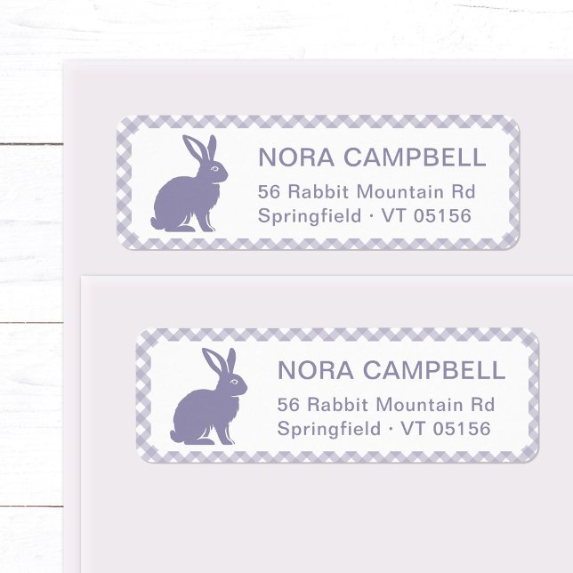 Etiqueta Lavanda moderna Bunny Gingham Endereço para devolu (Modern, cute lavender bunny return address label with classic gingham checks background.)