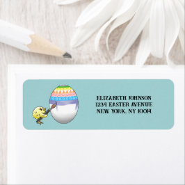 Etiqueta Linda menina pinta um belo ovo de Páscoa