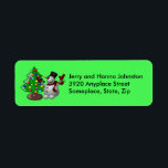 Etiqueta Merry Christmas Tree & Snowman Address Labs<br><div class="desc">Um desenho animado decorou árvore de Natal com um boneco de neve 3D desejando um Feliz Natal nessas etiquetas de endereço. Mude-o com o seu próprio endereço.</div>