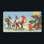 Etiqueta Natais vintages, Elves no inverno da Floresta da N<br><div class="desc">Ilustração vítrea Vintage Imagem vitoriana de Natal feliz apresentando elfos com barbas e chapéus pontiagudos andando na neve. Parecem tomte, nisse ou tomtenisse (Suecia) nisse (Noruega e Dinamarca) ou tonttu (Finlândia), uma criatura mitológica do folclore nórdico escandinavo. O elfo azul é carregando coroa, o elfo verde é carregando cheio de...</div>
