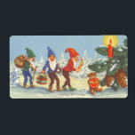 Etiqueta Natais vintages, Elves no inverno da Floresta da N<br><div class="desc">Ilustração vítrea Vintage Imagem vitoriana de Natal feliz apresentando elfos com barbas e chapéus pontiagudos andando na neve. Parecem tomte, nisse ou tomtenisse (Suecia) nisse (Noruega e Dinamarca) ou tonttu (Finlândia), uma criatura mitológica do folclore nórdico escandinavo. O elfo azul é carregando coroa, o elfo verde é carregando cheio de...</div>