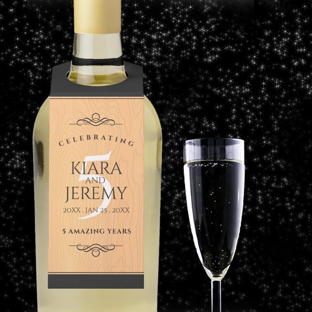 Etiqueta Para Garrafa Celebração Elegante de Aniversário de Casamento de (5th (wood) wedding anniversary bottle hanger with champagne flute on a starry night sky.)