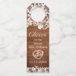 Etiqueta Para Garrafa Chá de panela Rustic Wood & White Lace Cheers<br><div class="desc">Etiqueta de garrafa "Saúde" do chá de panela. Estilo russo com fundo de madeira e decor de renda branca. Há mais itens disponíveis neste estilo na nossa loja. Você pode editar a design,  alterar cores,  fontes e adicionar texto extra clicando no link "personalizar mais".</div>