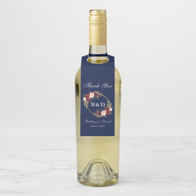 Etiqueta Para Garrafa Coroa Floral de Borgonha Monograma Azul Casamento (Na garrafa)