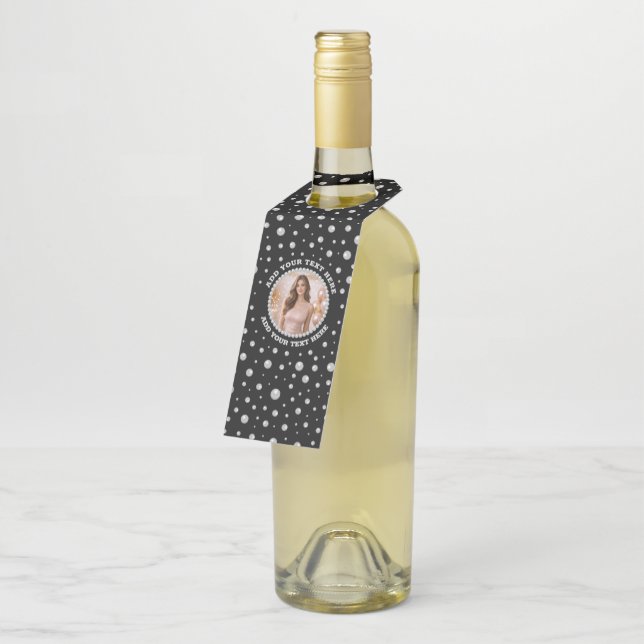 Etiqueta Para Garrafa Foto Personalizada com Círculo de Pérolas em Preto (Inclinado)