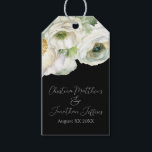 Etiqueta Para Presente Aquarela Romântica Ranunculus Branco em Preto<br><div class="desc">Estas etiquetas para presentes florais românticas apresentam um elegante fundo preto com flores de ranunculus em aquarela. Um delicado buquê de ranunculus e folhagens é retratado na parte superior. Nomes de amostra de um casal recém-casado e data de casamento são impressos abaixo. Você pode personalizar as etiquetas para incluir seus...</div>