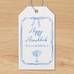 Etiqueta Para Presente Arco Elegante Menorah Nome Personalizado Feliz Han<br><div class="desc">Celebre o Festival das Luzes com estas elegantes e personalizáveis etiquetas de presentes do Chanucá! Apresentando uma fronteira azul clássica com um delicado arco e uma ilustração menorah, este design é perfeito para adicionar um toque especial às reuniões de Chanucá. O texto "Happy Hanukkah" é exibido lindamente acima do nome...</div>