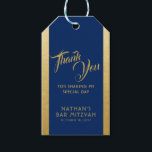 Etiqueta Para Presente Bar Azul Mitzvah Favor Obrigado<br><div class="desc">Clássico Bar azul elegante e dourado Mitzvah Obrigado por etiquetas de presentes com simples bordas douradas e texto personalizado através de fontes modernas e ornamentados para uma aparência única. Itens de coordenação disponíveis na seção do Bar Mitzvah do Compro Designer de Grama de Papel.</div>
