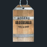 Etiqueta Para Presente Barril Whiskey do Padrinho de casamento Personaliz<br><div class="desc">Obrigado seus padrinhos de casamento com este cartucho de uísque rústico com design de tipografia ousada ocidental. Personalize esta design com seu nome de padrinho de casamento e data do casamento. Faz uma etiqueta de presente de excelente.</div>
