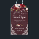 Etiqueta Para Presente Burgundy Floral Lace Casamento Favor Obrigado<br><div class="desc">Personalize este "Burgundy Floral String Lights Lace Wedding Favor Graças a você Dag" para adicionar um toque especial. É uma adição perfeita para combinar as suas cores e estilos. (1) Para mais personalização, clique no link "personalizar mais" e use nossa ferramenta design para modificar esse modelo. (2) Se precisar de...</div>