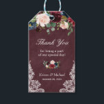 Etiqueta Para Presente Burgundy Red Floral Lace Casamento Favor Obrigado<br><div class="desc">Personalize este "Favor de Casamento de Lace Floral Vermelho Burgundy Obrigado Tag de presente" para adicionar um toque especial. É uma adição perfeita para combinar as suas cores e estilos. (1) Para mais personalização, clique no link "personalizar mais" e use nossa ferramenta design para modificar esse modelo. (2) Se precisar...</div>