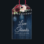 Etiqueta Para Presente Casamento de Jarra Mason Floral em Madeira Rústica<br><div class="desc">Etiqueta de presente de casamento boho floral em madeira rústica country com gráficos de floral pintados à mão em tons ricos de bordô, vermelho Marsala, azul-marinho e rosa / pêssego e fonte de letra charmosa com jarra mason de luzes de corda e fundo de madeira rendada. Por favor, entre em...</div>