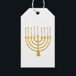 Etiqueta Para Presente Casamento de Velas Festivas Menorah Hanukkah Celes<br><div class="desc">Velas de folha de ouro falsa para a comemoração de Chanucá. A ilustração menorah Whimsical com estrelas brancas cobria velas celestiais em um falso suporte de velas menorah dourada. Menorah elegante casamento estrelado Hanukkah ilustrava presentes de design e produtos de papel.</div>