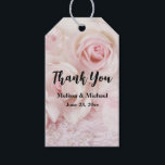 Etiqueta Para Presente Casamento Elegante de Buquês de Rosas Rosa Vintage<br><div class="desc">Etiquetas de presentes com uma fotografia de um buquê de rosas cor-de-rosa. Vintage elegance.</div>