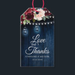 Etiqueta Para Presente Casamento em Jarra de Pedra com Floral Burgundy em<br><div class="desc">Etiqueta de presente de casamento rústico country boho com gráficos de floral pintados à mão em aquarela / rosas em tons ricos de Burgundy, Vermelho Marsala, azul naval e rosa / pêssego e fonte de letra charmosa com jarra de pedra com luzes de corda e fundo de madeira com renda....</div>