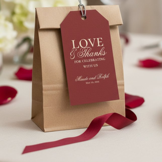 Etiqueta Para Presente Casamento Moderno de Dinheiro Antigo Negrito Verme (Send guests home with gratitude and style using this Old Money Bold Red Wedding Favor Tag!)