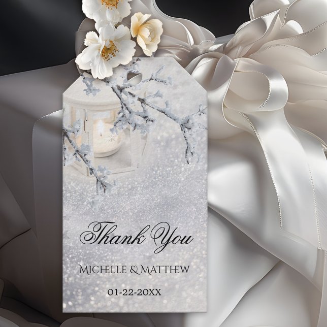 Etiqueta Para Presente Casamento no inverno de neve com faísca (Gift tag featuring a winter wonderland scene with a candle lit lantern in sparkling snow)