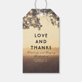 Etiqueta Para Presente Casamento Russo entre Luzes e Ramais de Árvores