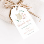 Etiqueta Para Presente Chá de fraldas Boho Vintage<br><div class="desc">"Uma doce menina está a caminho" Comemore a futura mãe com esta etiqueta de presente rosa pastel e verde boêmica apresentando uma ilustração de um chamariz de bebê,  calçados,  um arco e um brinquedo de bebê de madeira giro cercado de verde eucalipto.</div>