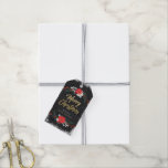 Etiqueta Para Presente Chalkboard Merry Christmas Wreath Gift Tag<br><div class="desc">Projetada para nossa coleção de Feliz Natal,  esta etiqueta de presente personalizável apresenta fundo de quadro negro,  enfeites de natal,  fontes de texto de manuscrito dourado junto com duas seções personalizáveis. Itens correspondentes disponíveis.</div>